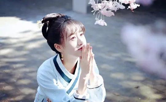 她被誉为神颜小花被李冰冰力捧,她曾被誉为娱乐圈校花