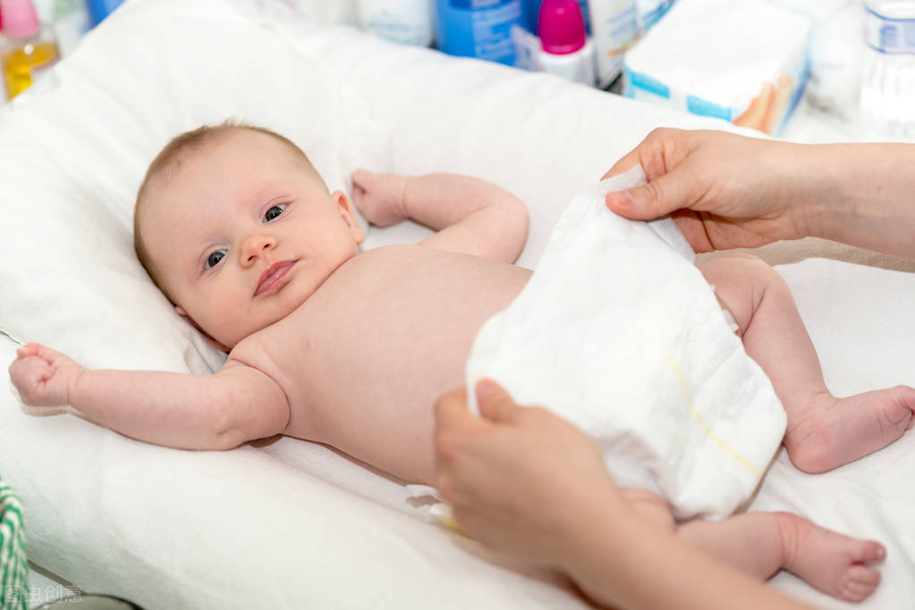 宝宝出生三天了面色发黄,新生儿出生三天皮肤发黄