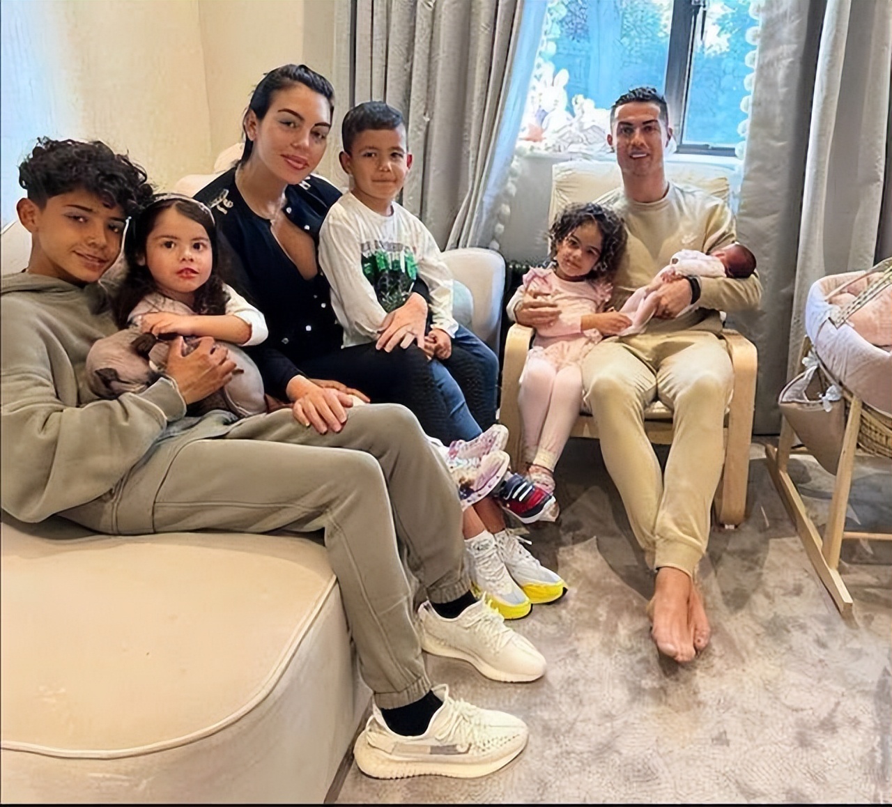 曝c罗女友为他怀上双胞胎 (c罗前女友带娃近照曝光)