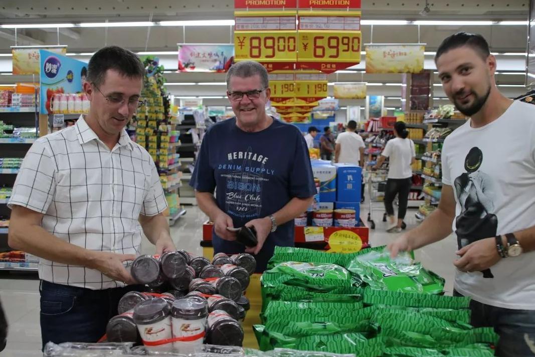 英国游客组团来到中国游玩,英国游客来到中国的表现