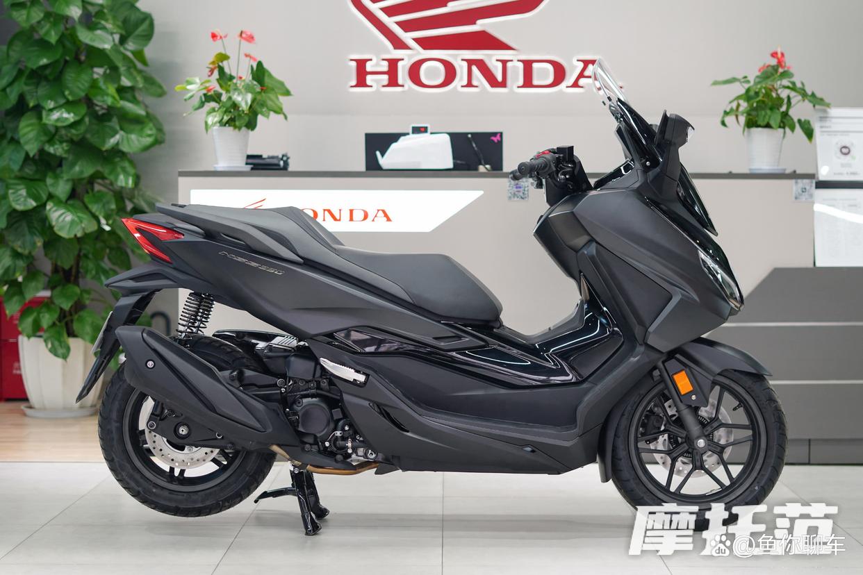 踏板摩托车过弯快还是跨骑快,第一辆摩托车买踏板还是机车