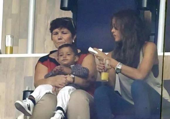 乔治娜晒c罗亲吻她脸颊照,乔治娜晒与c罗合照一生挚爱