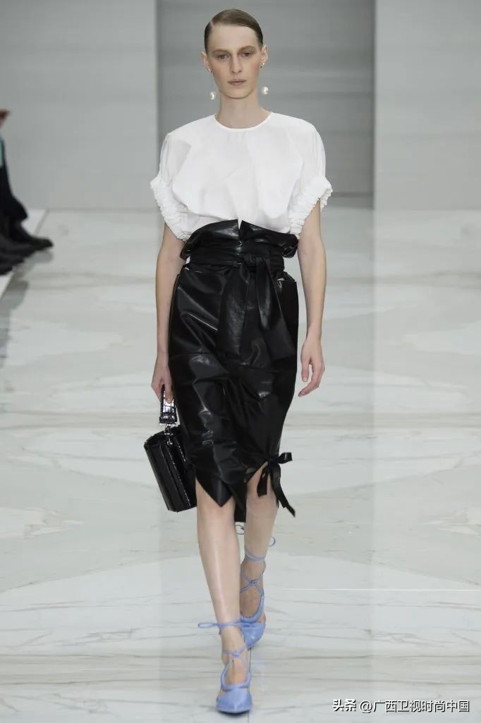 超大纱蝴蝶结怎么搭配,两个小蝴蝶结怎么搭配甜美