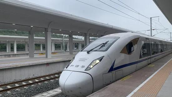 第一次出门坐火车怎么坐,自己在家坐高铁怎么坐