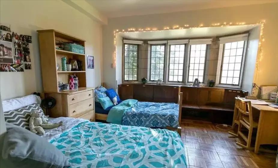 “寒酸”大学宿舍有多寒酸，上学犹如荒岛求生，学生哭了：想回家