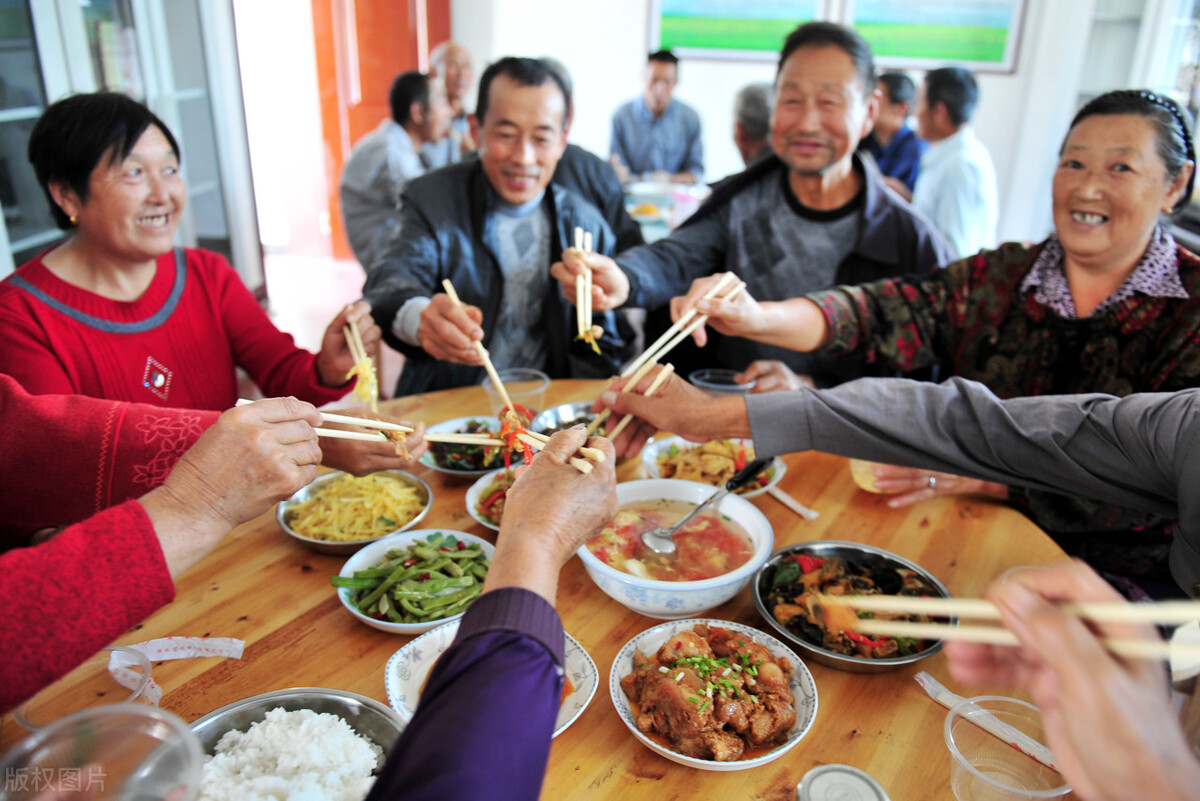 农村老伴有退休金,我和老伴退休工资五千多