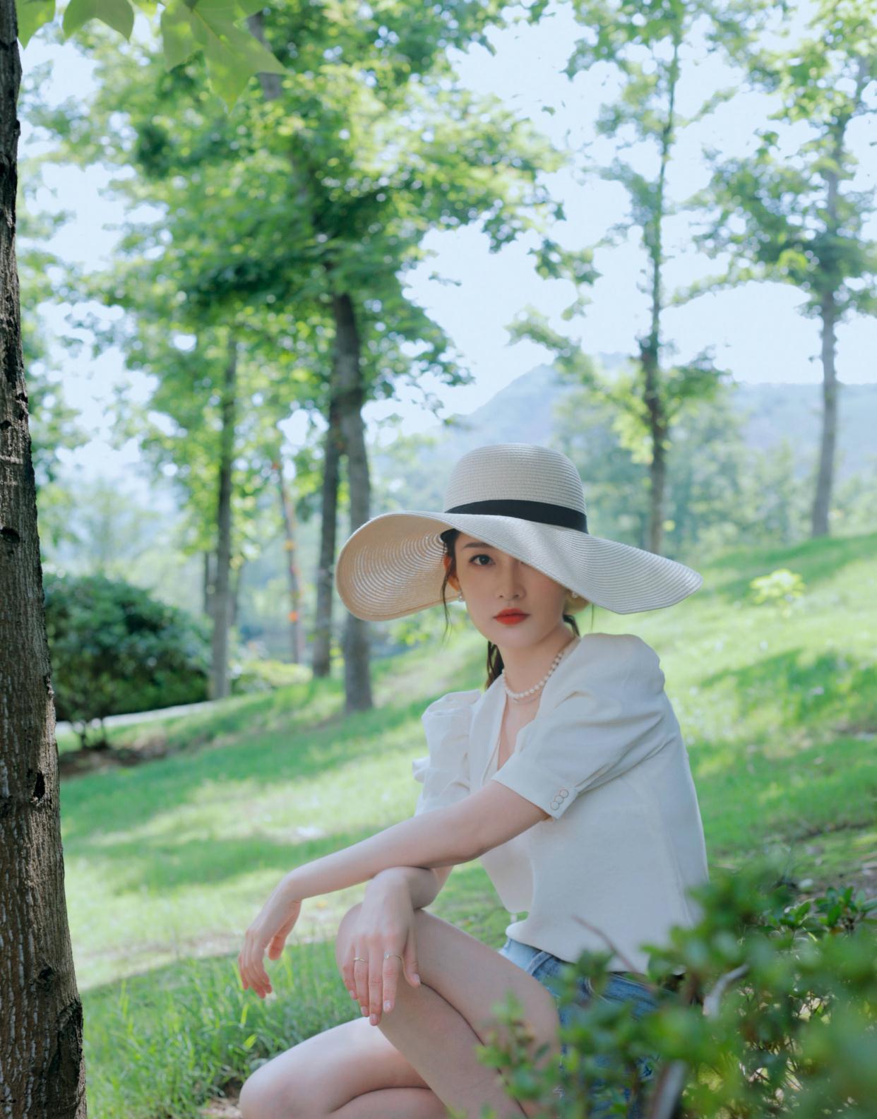 李沁最新私服穿搭图片,李沁惊艳的红装