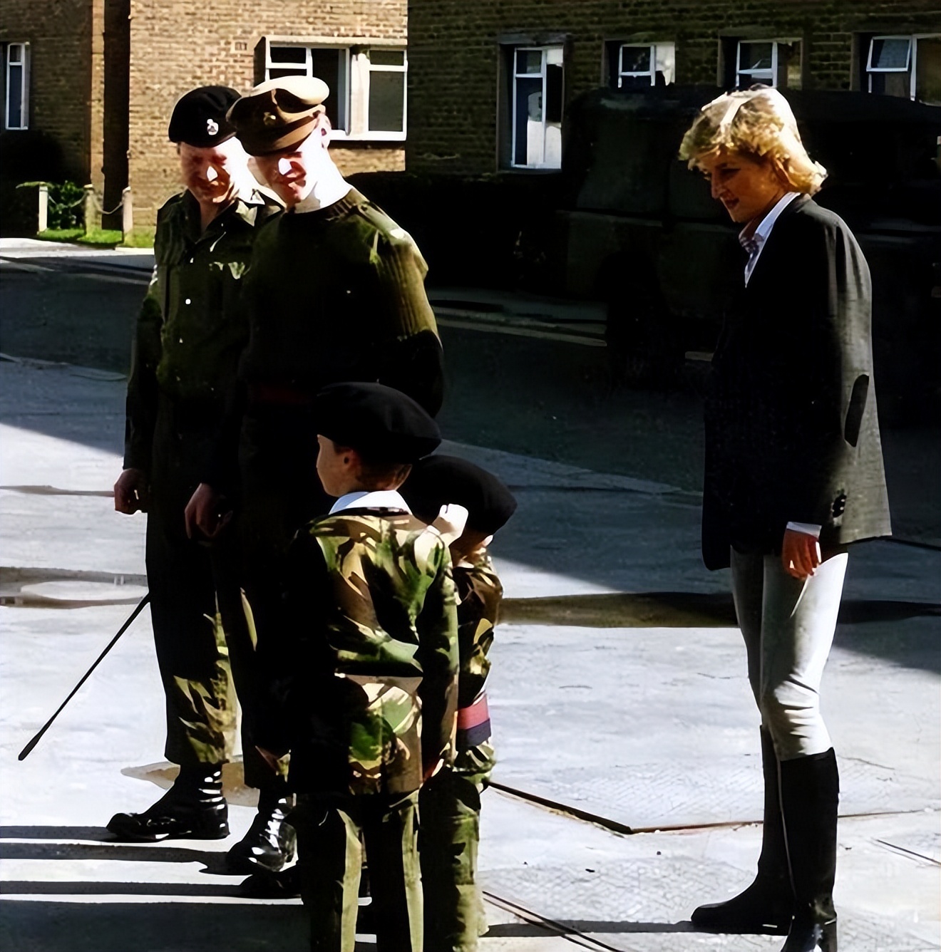 戴安娜初中毕业,戴安娜是高中生吗