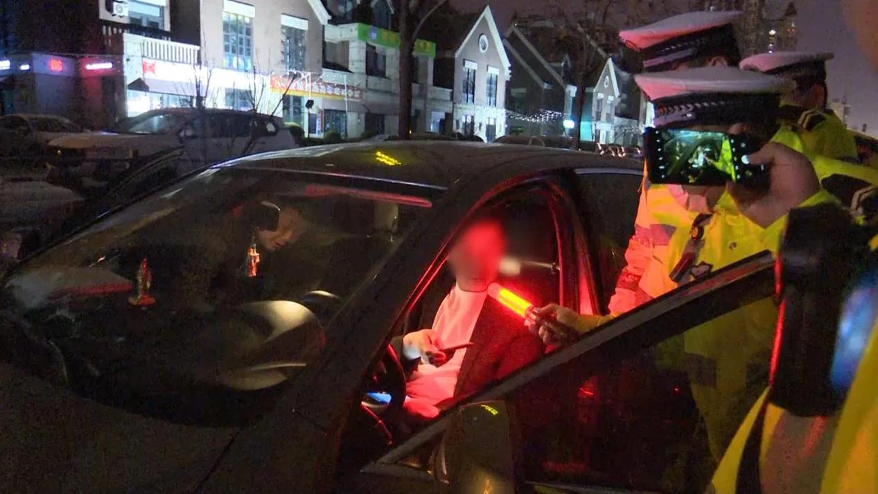 太原：戒酒助兴“犯车瘾”一脚油门坑了朋友和自己