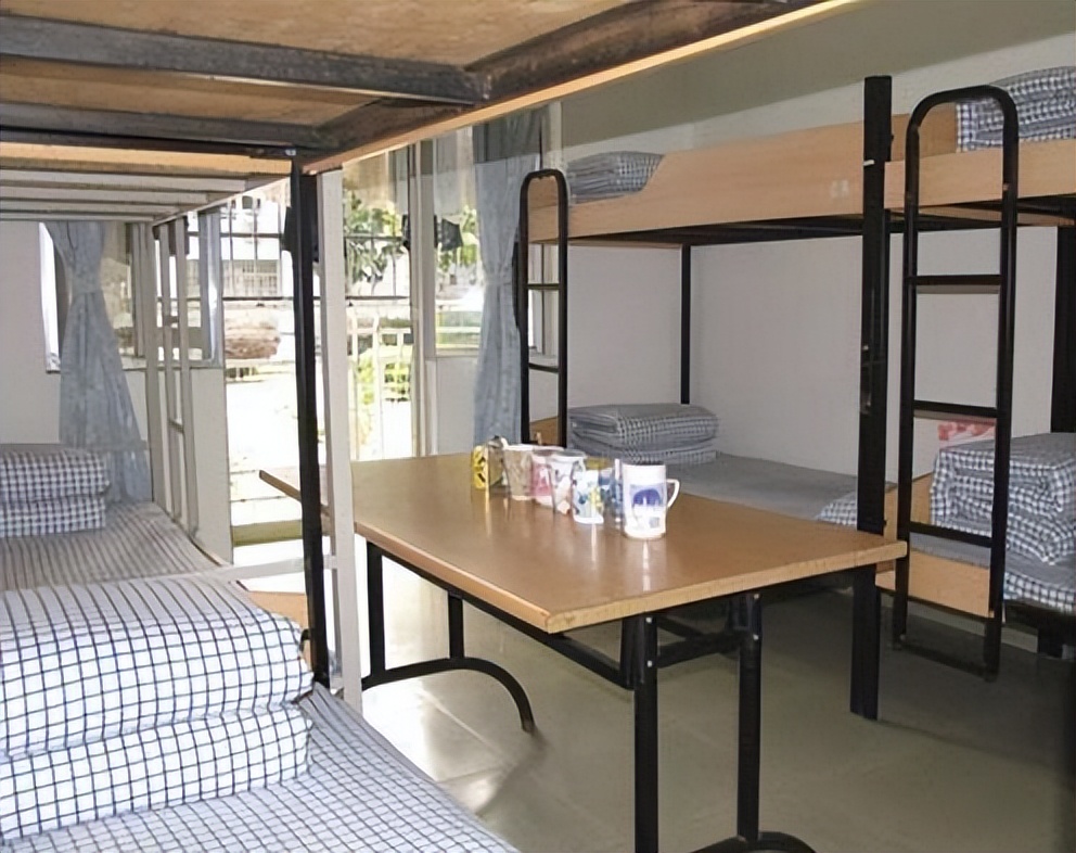 同样是大学宿舍，清北与浙大的选择，网友：这个问题我要想一会儿