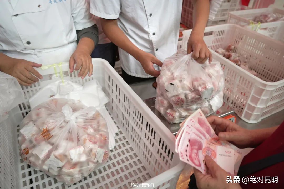 中秋节时妈妈买了许多月饼,中秋妈妈给我寄了一箱月饼