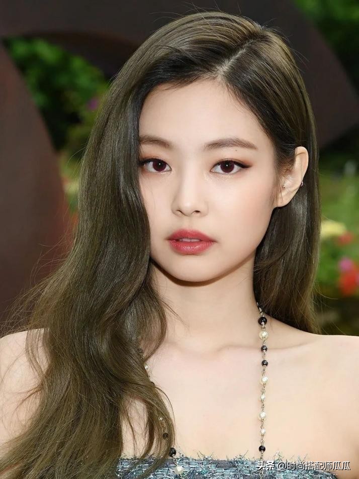 圆脸的女生适合直发吗,圆脸能留黑直发吗