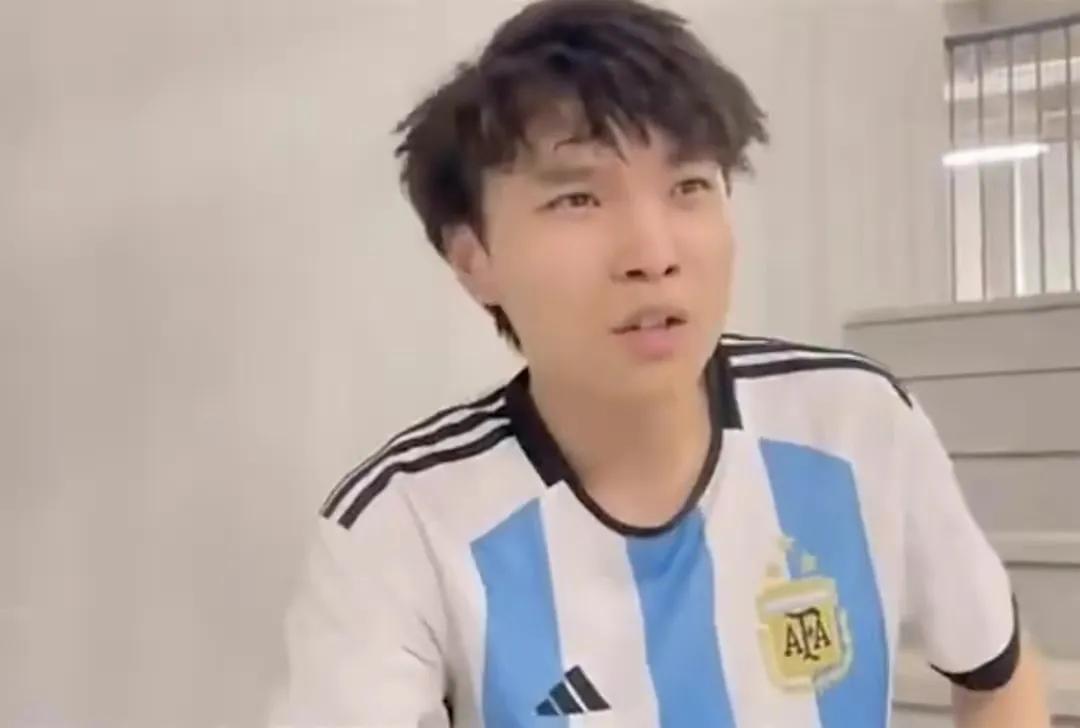 足球粉丝冲进球场抱梅西,足球球迷冲进球场追星