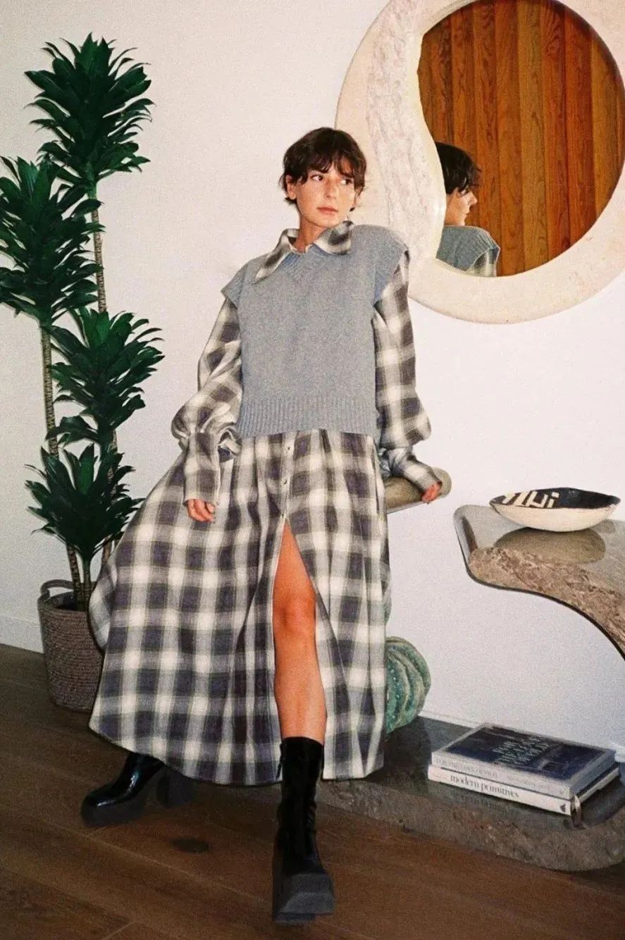 秋日马甲穿搭的n种,春天咖色格子针织马甲怎么搭配