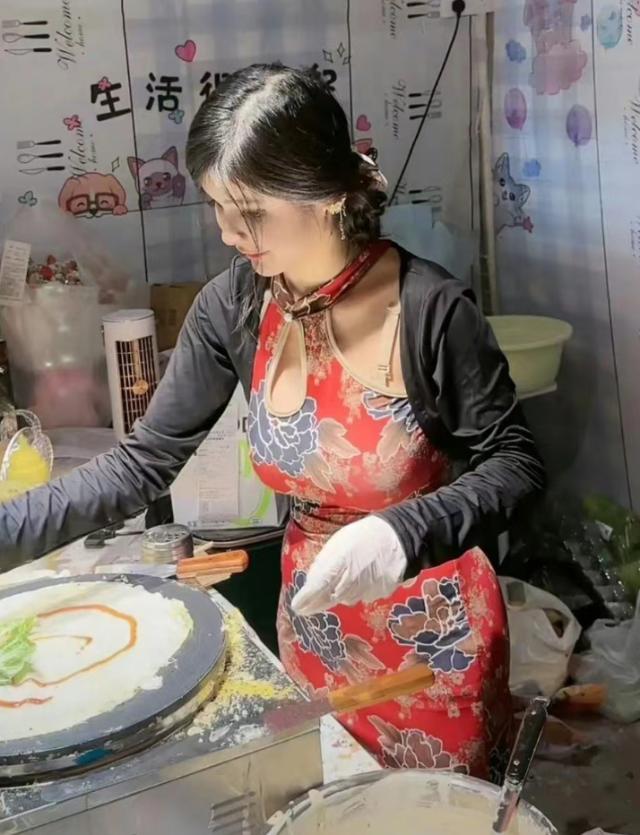 狗头萝莉摆摊卖煎饼，被质疑穿着不雅，本人回应“好看就行了！”