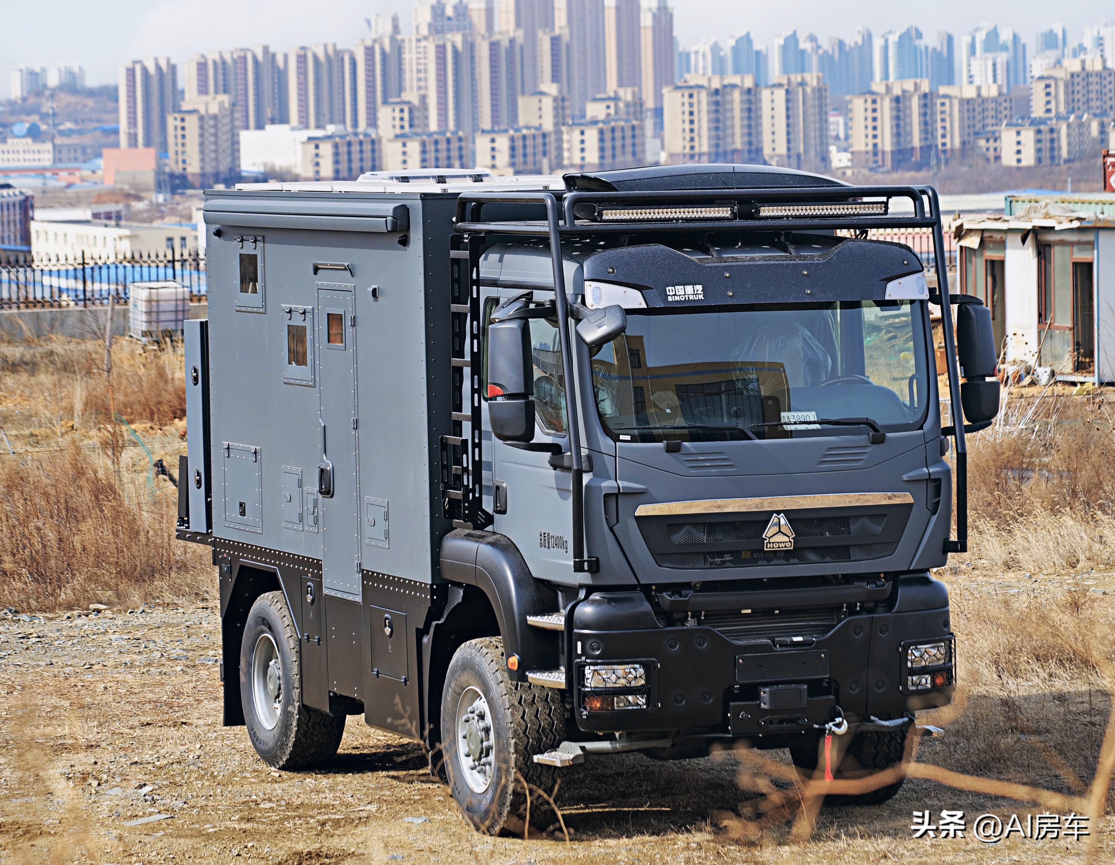 新重汽豪沃4x4越野房车自驾视频,重汽无疆4x4四驱越野房车氮气减震