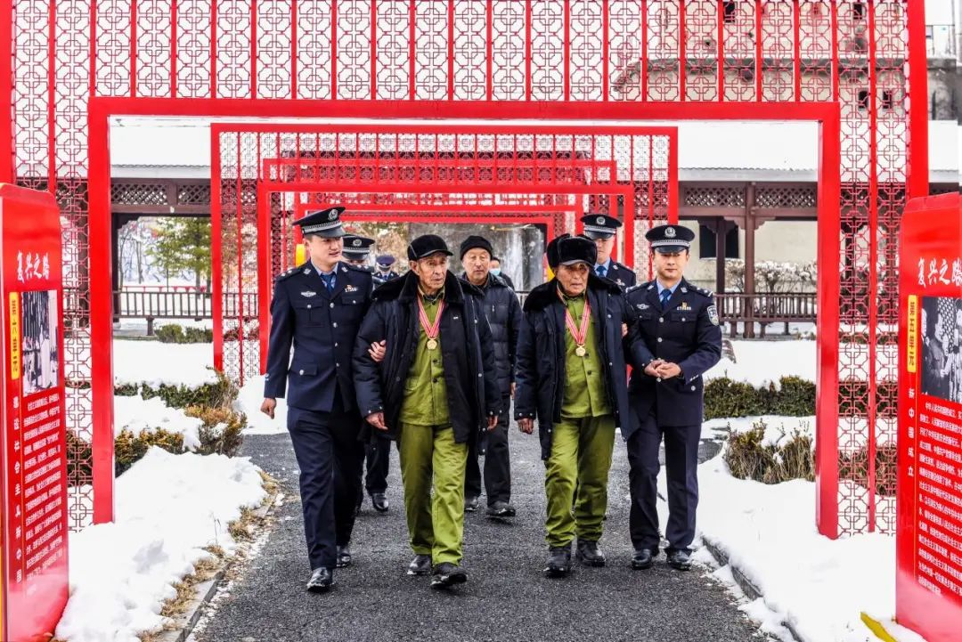 国门下、界碑前，70多年前的8岁孩子与18岁志愿军战士再次相聚