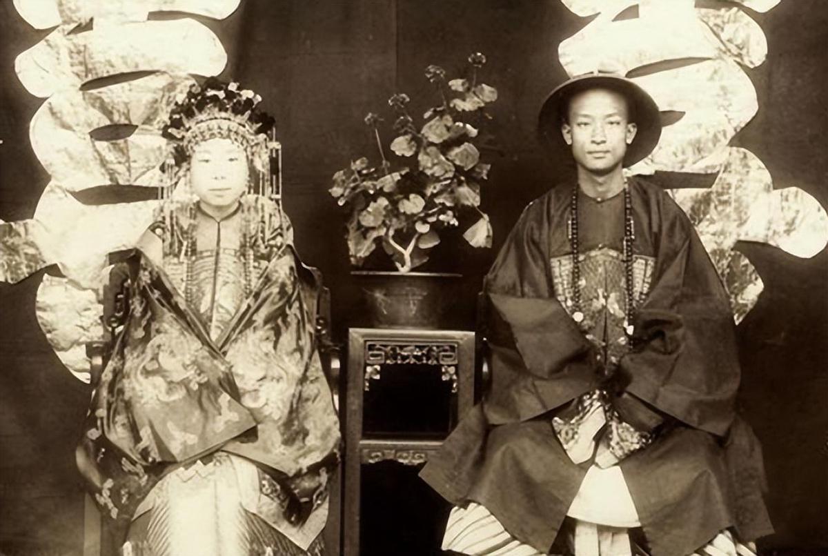 日军当着国军的面杀俘虏,日军侵华兽行