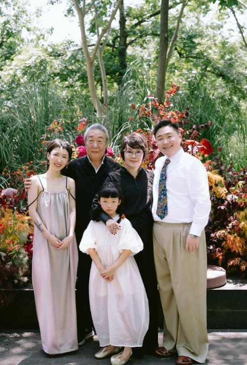 郝劭文婚姻生活,郝劭文携二婚妻子与父母团聚