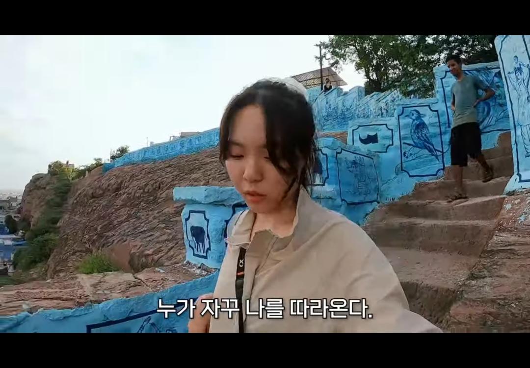 韩国女子单独在印度旅行，被男子跟踪性骚扰，掏生殖器还猥琐微笑