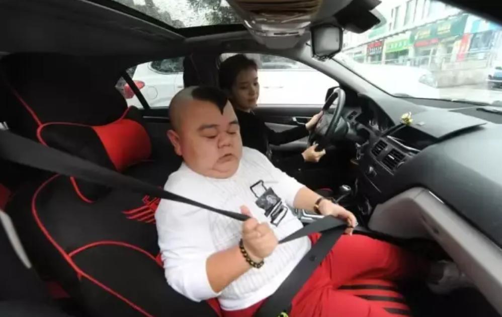 1米2小男人娶1米68老婆,1米2男孩娶26岁漂亮女孩