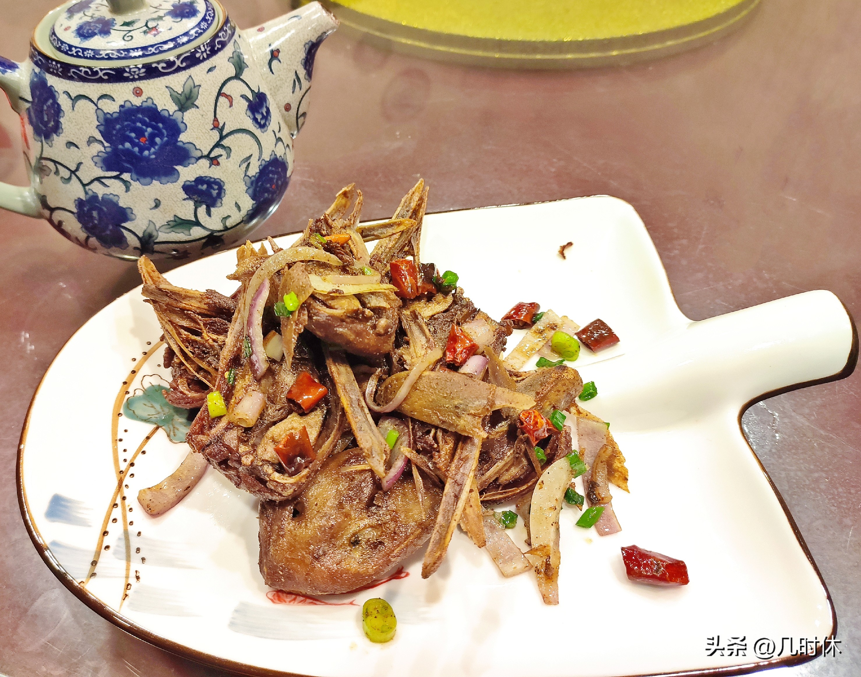 夜宵小龙虾啤酒,吃小龙虾喝啤酒的季节