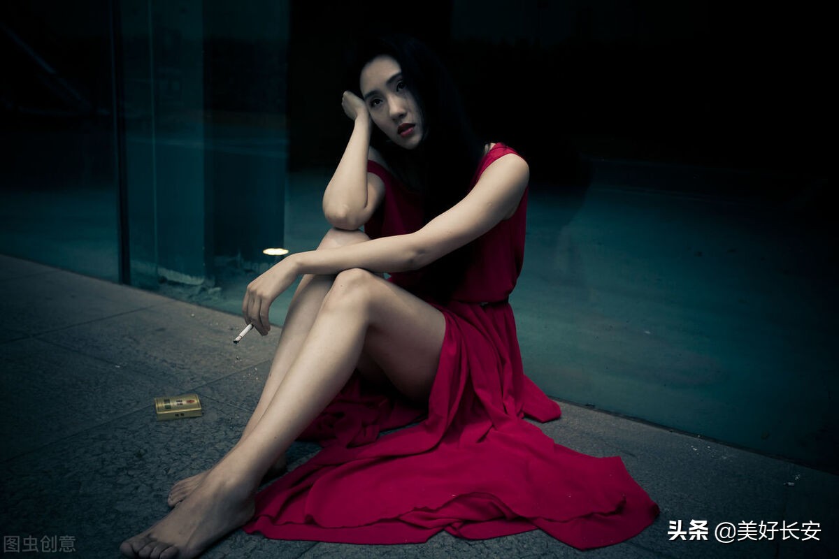 一个做足疗的女孩,一个做足疗的小女孩