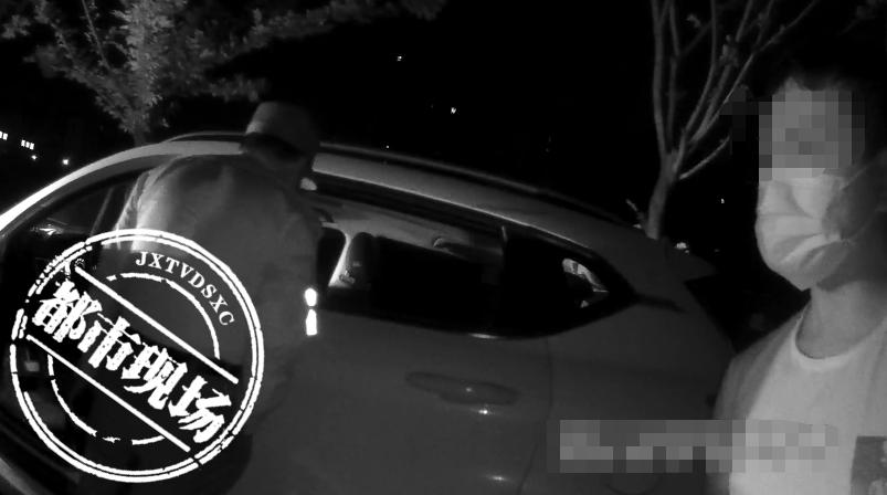 男子凌晨上客车盗窃遇到警察,男子深夜在车里盗窃被发现