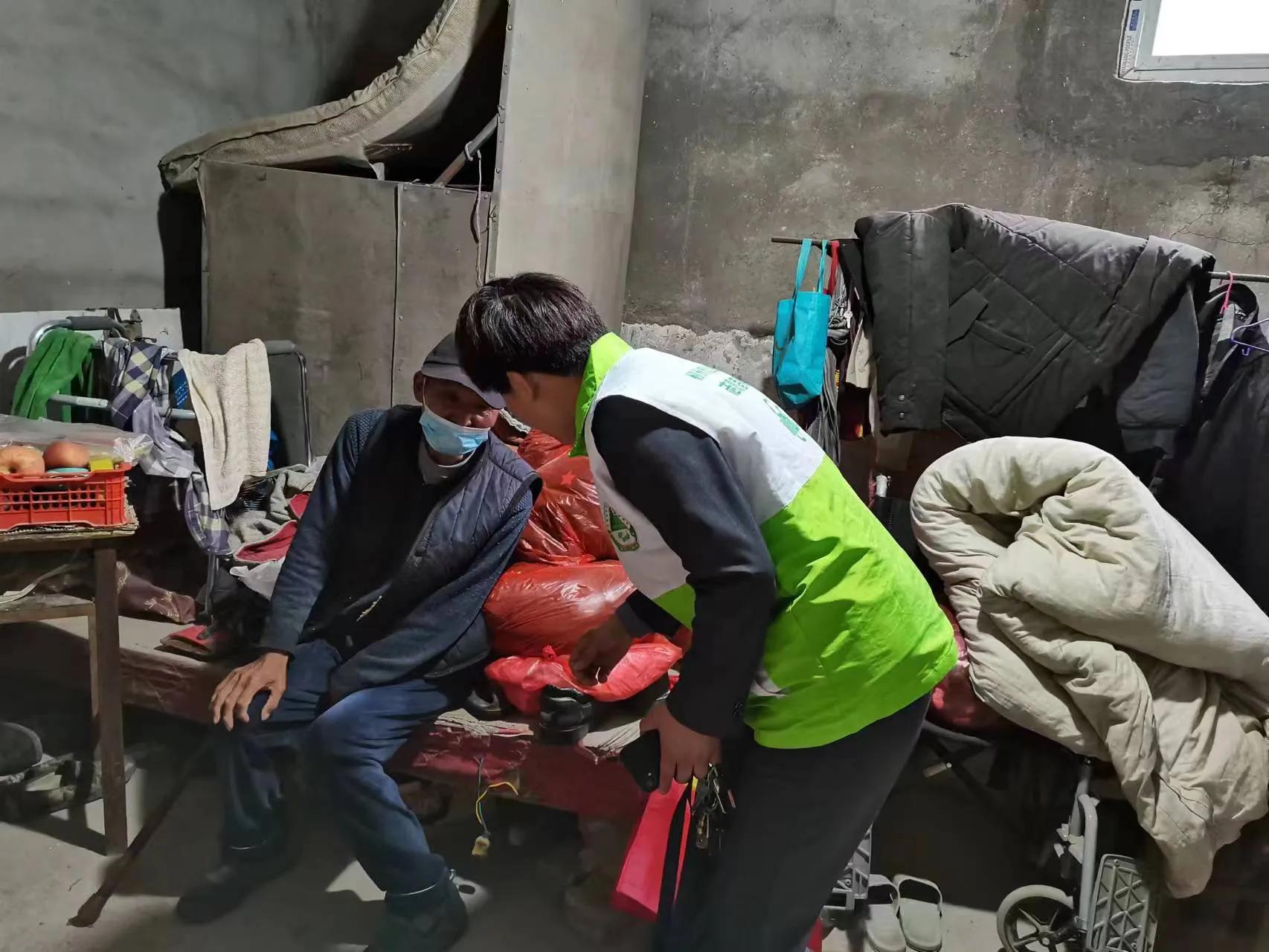 公益接力救助空巢老人我们在行动 (警民暖心救助空巢老人让老人安心)