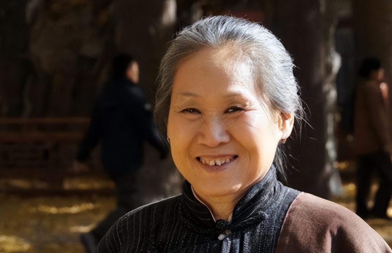 苇青演疯老太太,老太太演员苇青