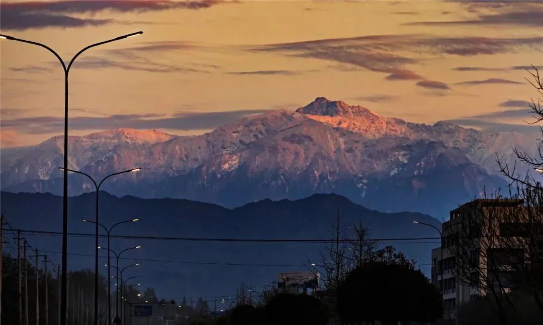 晴空雪山,雨过天晴的都江堰又见雪山