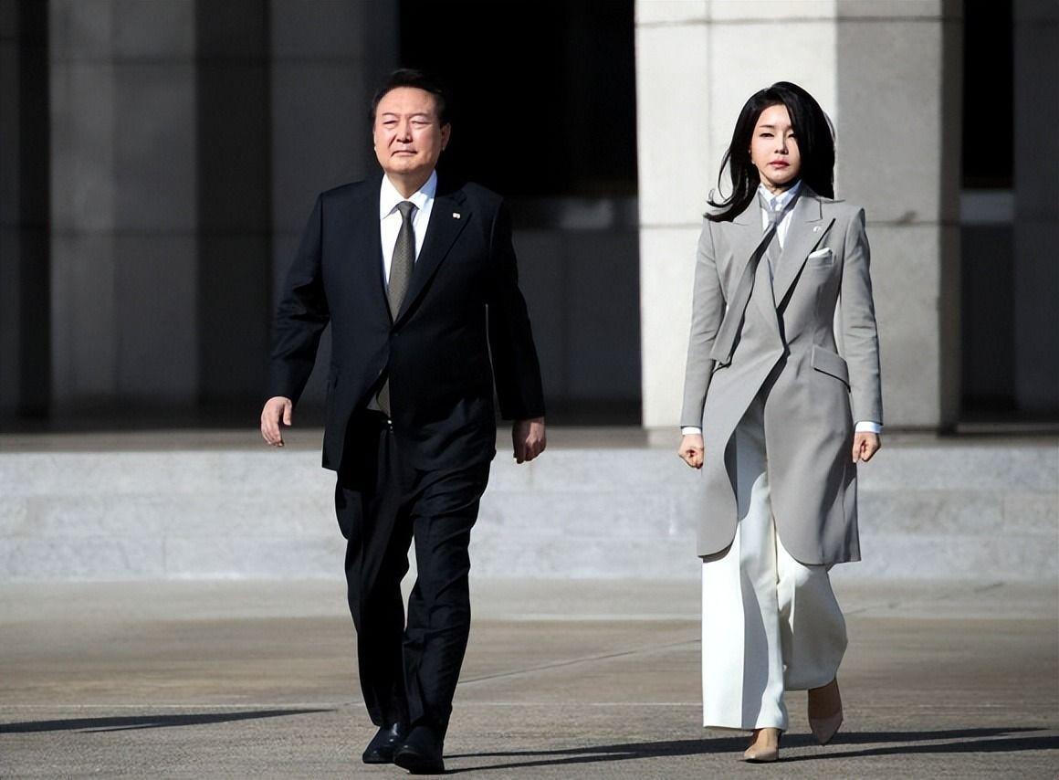 被51岁韩国夫人惊艳到，穿着简约大气，科技脸也难掩优雅气质