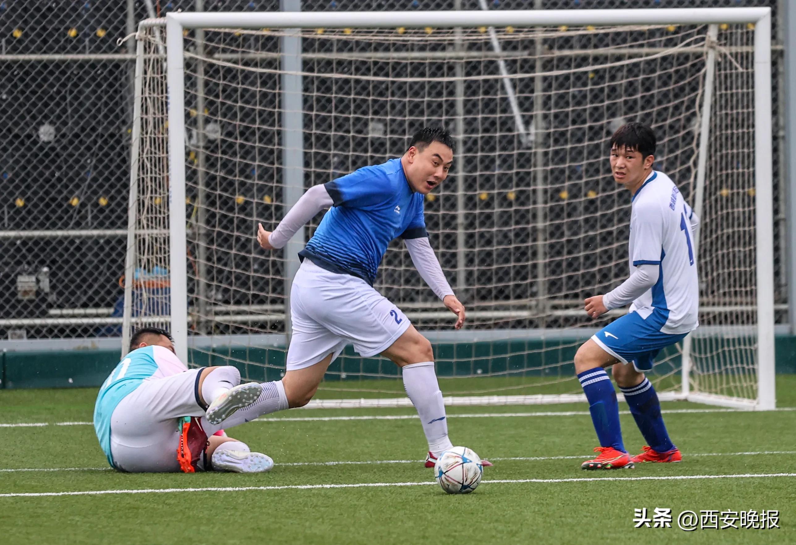 雨中足球比赛,西安社区篮球赛直播