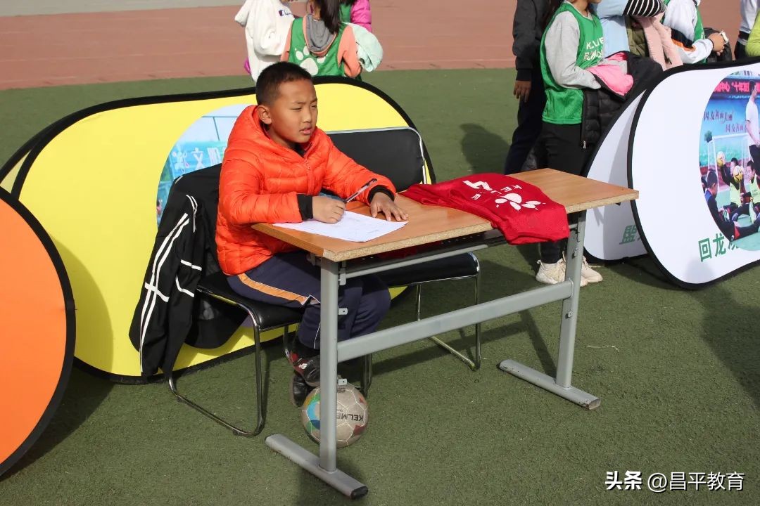 校园足球与世界杯,班里一共48人会踢足球的有22人