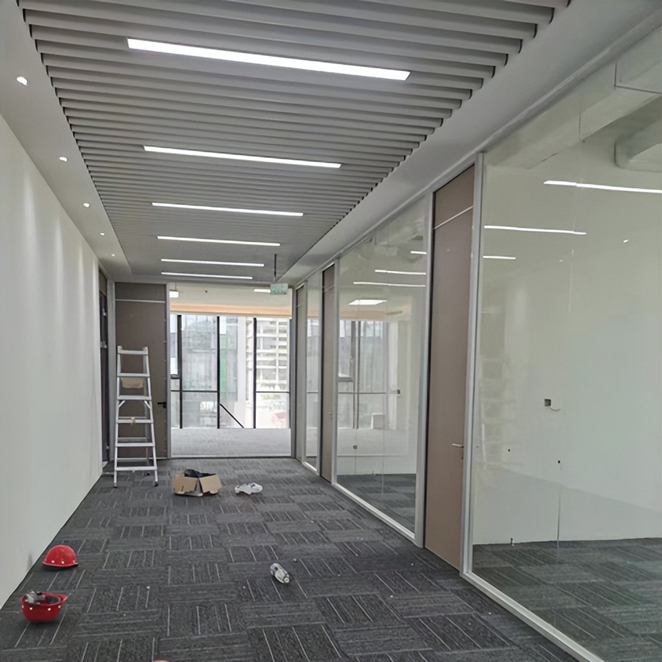 办公室玻璃隔断用什么框架最便宜,办公室铝合金玻璃隔断