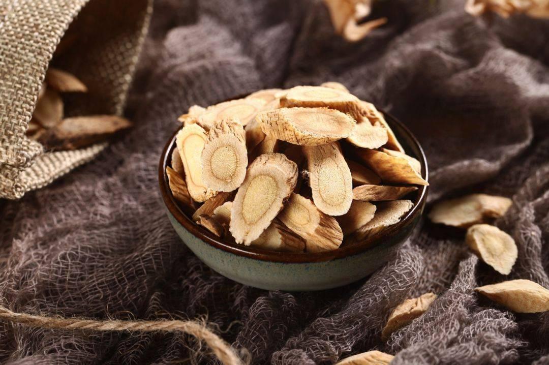 长期喝黄芪水对人体有什么坏处,常喝黄芪水的好处及危害