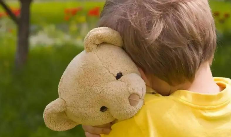 《贴心紫毛衣》孩子长大了还依恋旧衣服,聊聊“物品依恋”那些事