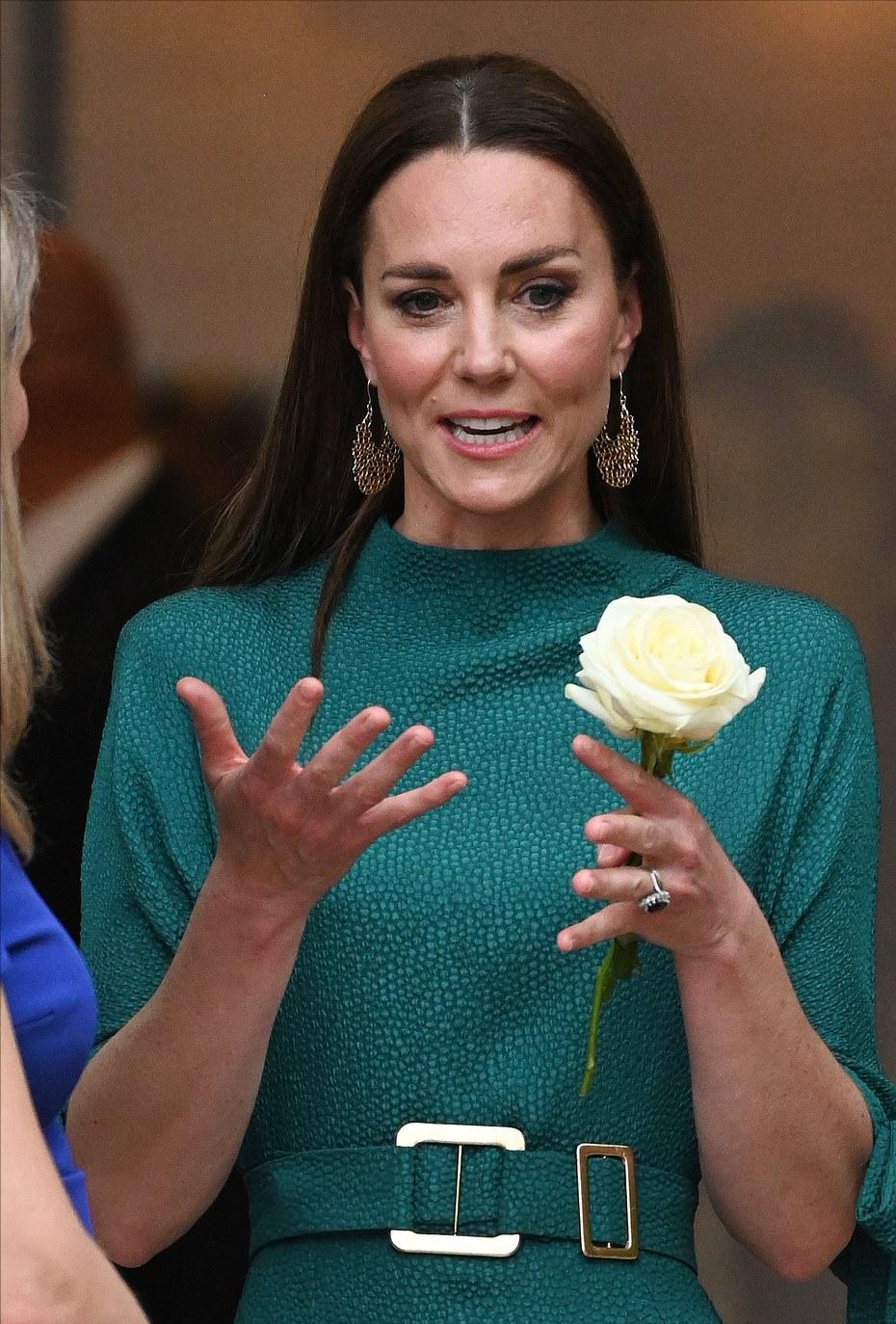 凯特终于发力了！穿6千多的绿裙亮相换风格，可惜输给梅根的战袍