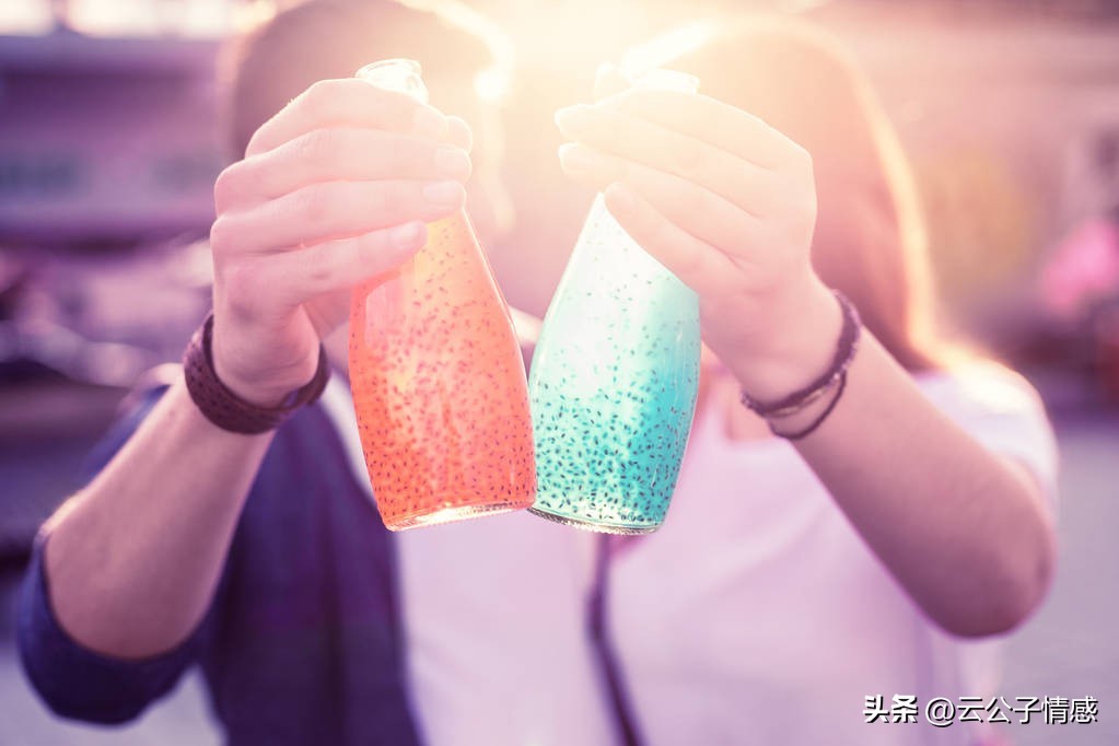 相亲对象不怎么回微信但能约出来,相亲女孩不主动联系但是能约出来