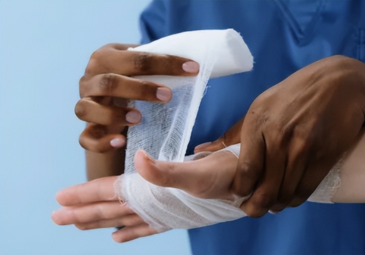 被烟花爆竹炸到手怎么办,被别人放的烟花炸伤怎么办