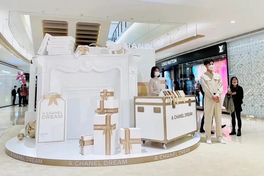 购物中心电梯两边手扶梯陈列 (购物中心顶楼业态规划)