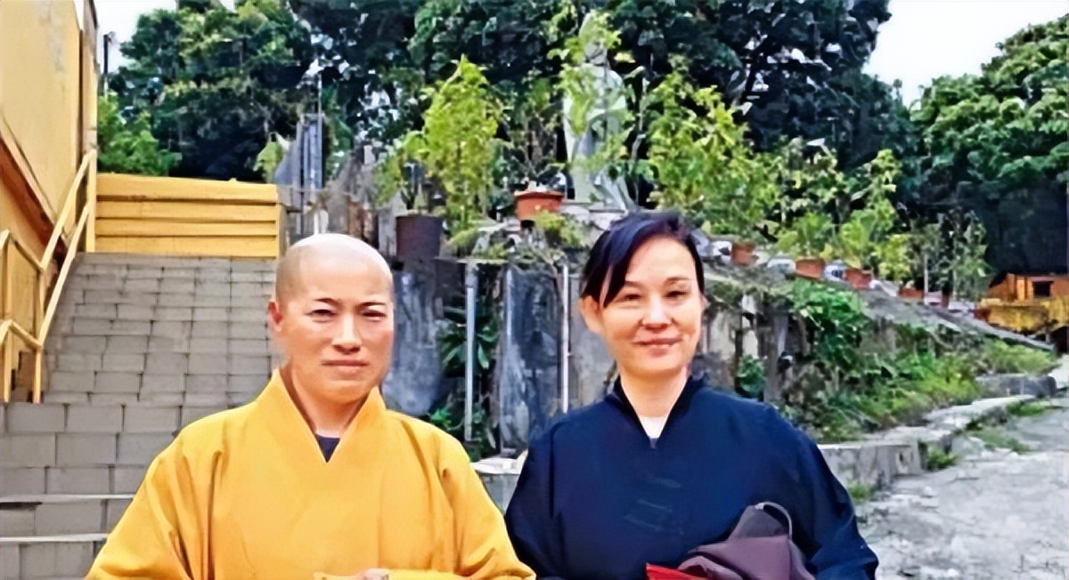 女住持白天拜佛晚上偷和尚，穿*袜丝**戴假发，开百万豪车住千万别墅