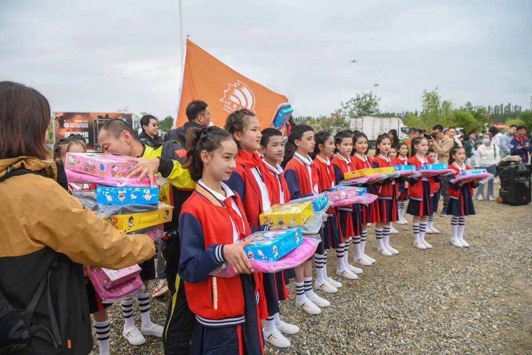 “环塔故事会”公益活动，和田孩子提前过“六·一”