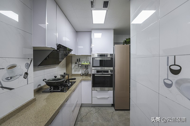 冰箱在厨房怎么装修实用又好看,什么样的厨房适合内嵌式冰箱