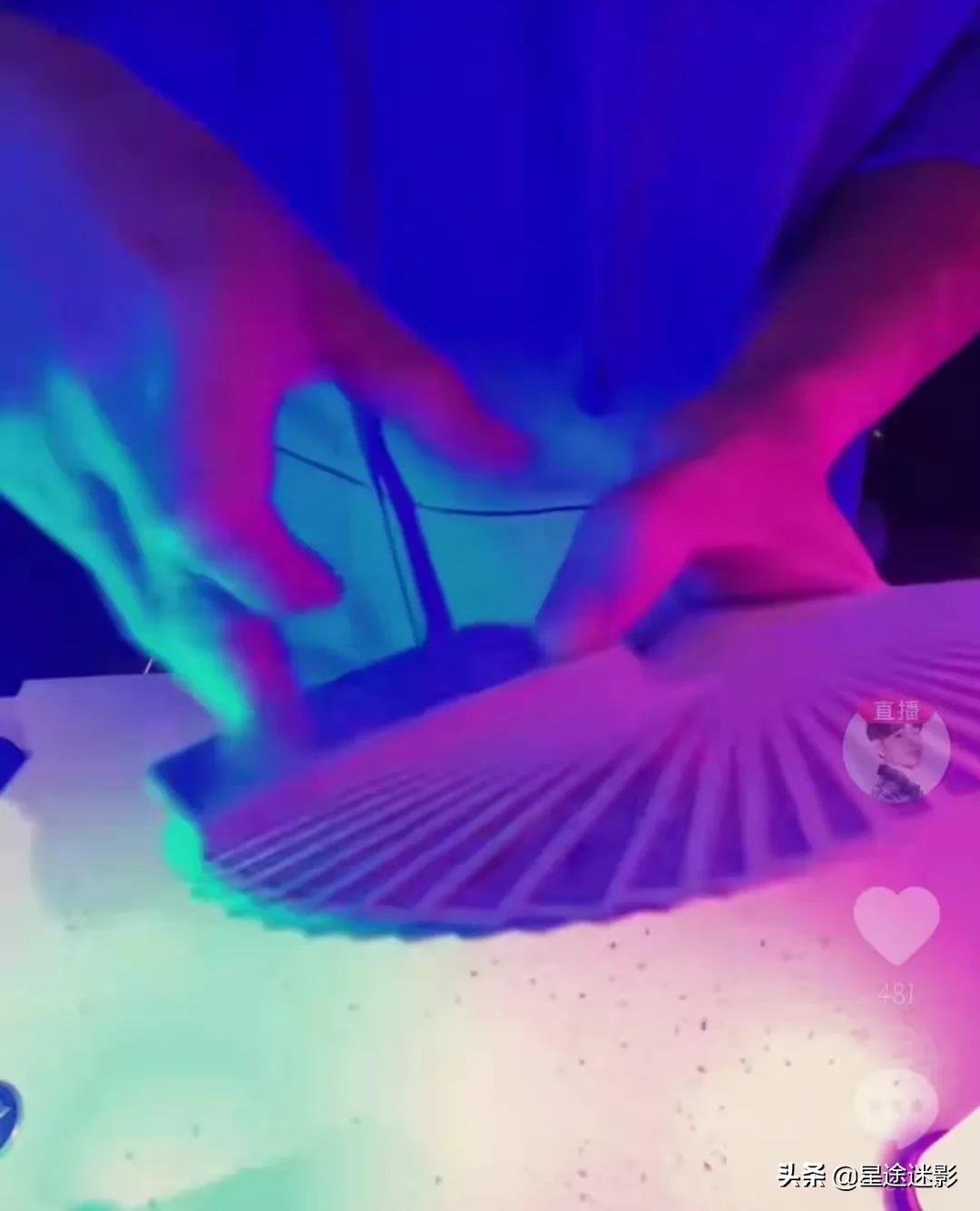 春晚魔术邓男子解析,2022春晚魔术邓男子让谁拿魔方了