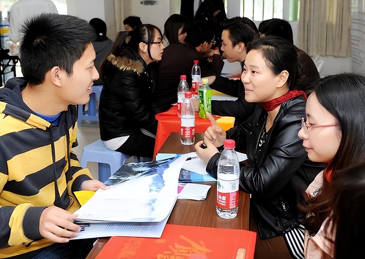 大学毕业后，不如去月饼厂混日子？一段内部视频流出引发羡慕