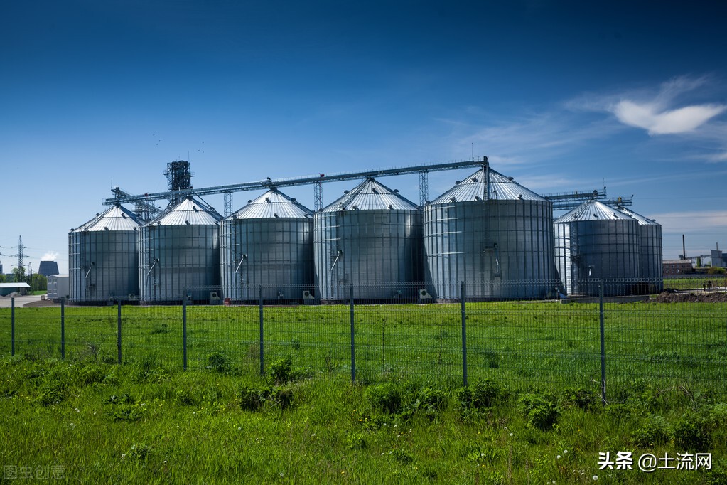 未来农村土地是承包还是农民种地,农村实行城镇化是不是不能种地了