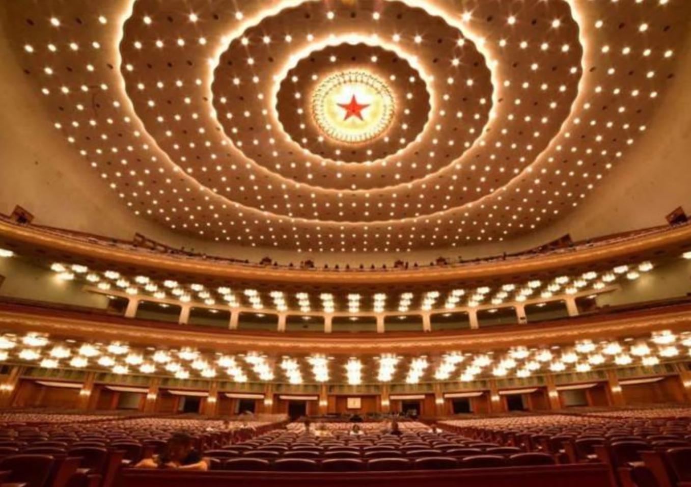 人民大会堂名字为何是后改的？它原先叫什么？毛主席亲自改名