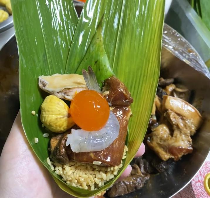 日本网红中国人吃粽子,中国人吃粽子有1600多年了吗