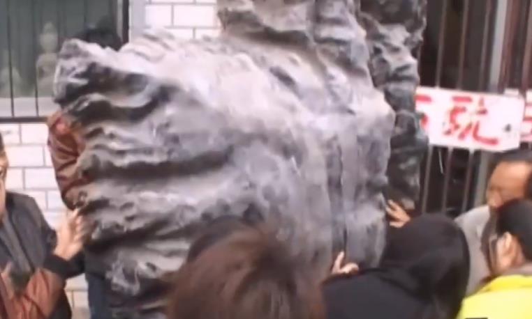 农村小伙摆地摊2天赚了一万块,老汉两元买的地摊货